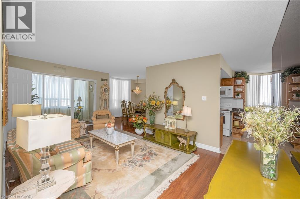 20 Cherrytree Drive Unit# 809, Brampton, ON - Indoor Photo Showing Living Room