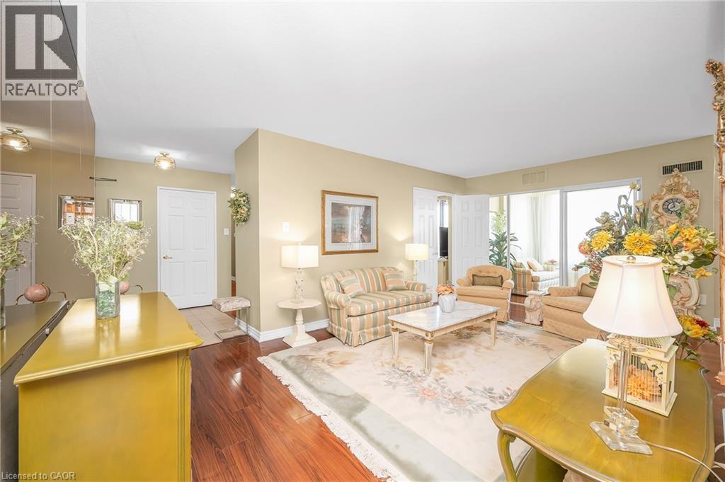 20 Cherrytree Drive Unit# 809, Brampton, ON - Indoor Photo Showing Living Room