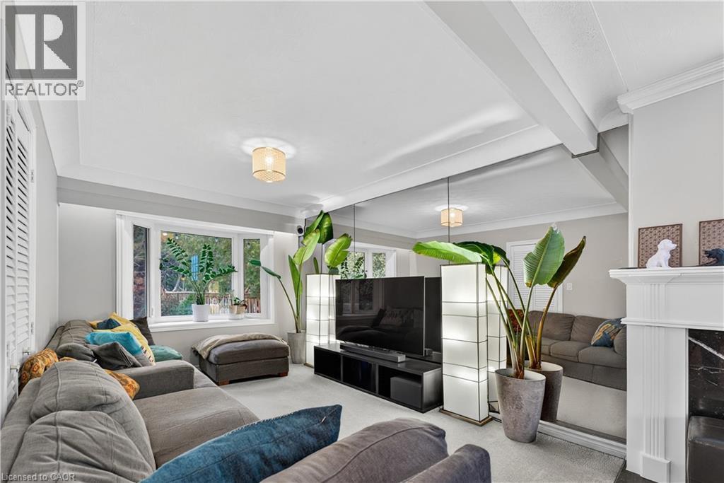 195 Wilton Street, Burlington, ON - Indoor Photo Showing Living Room