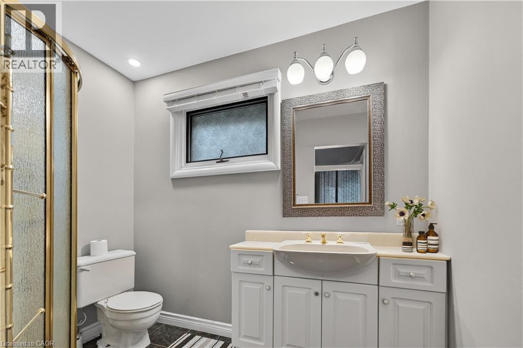 195 Wilton Street, Burlington, ON - Indoor Photo Showing Bathroom
