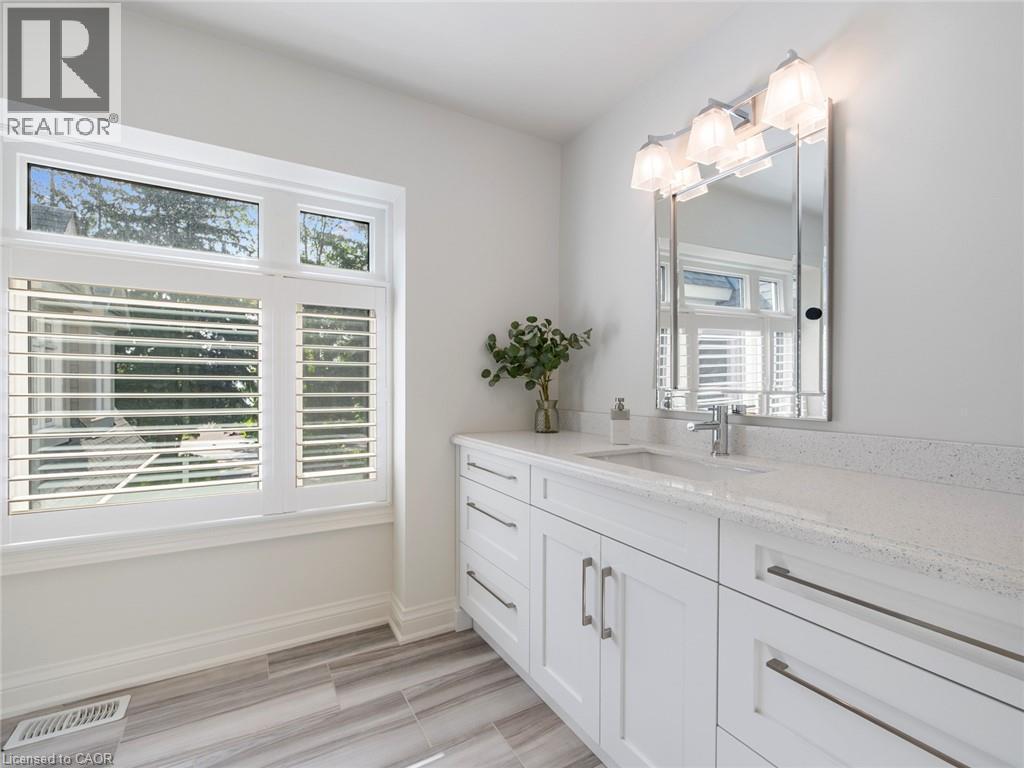 3087 Lakeshore Road, Burlington, ON - Indoor Photo Showing Bathroom