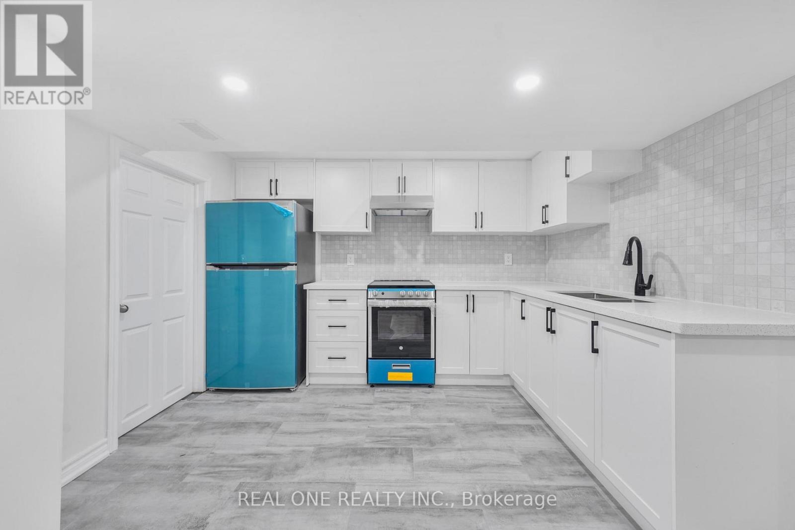 22 Halam Avenue, Hamilton, ON - Indoor Photo Showing Kitchen