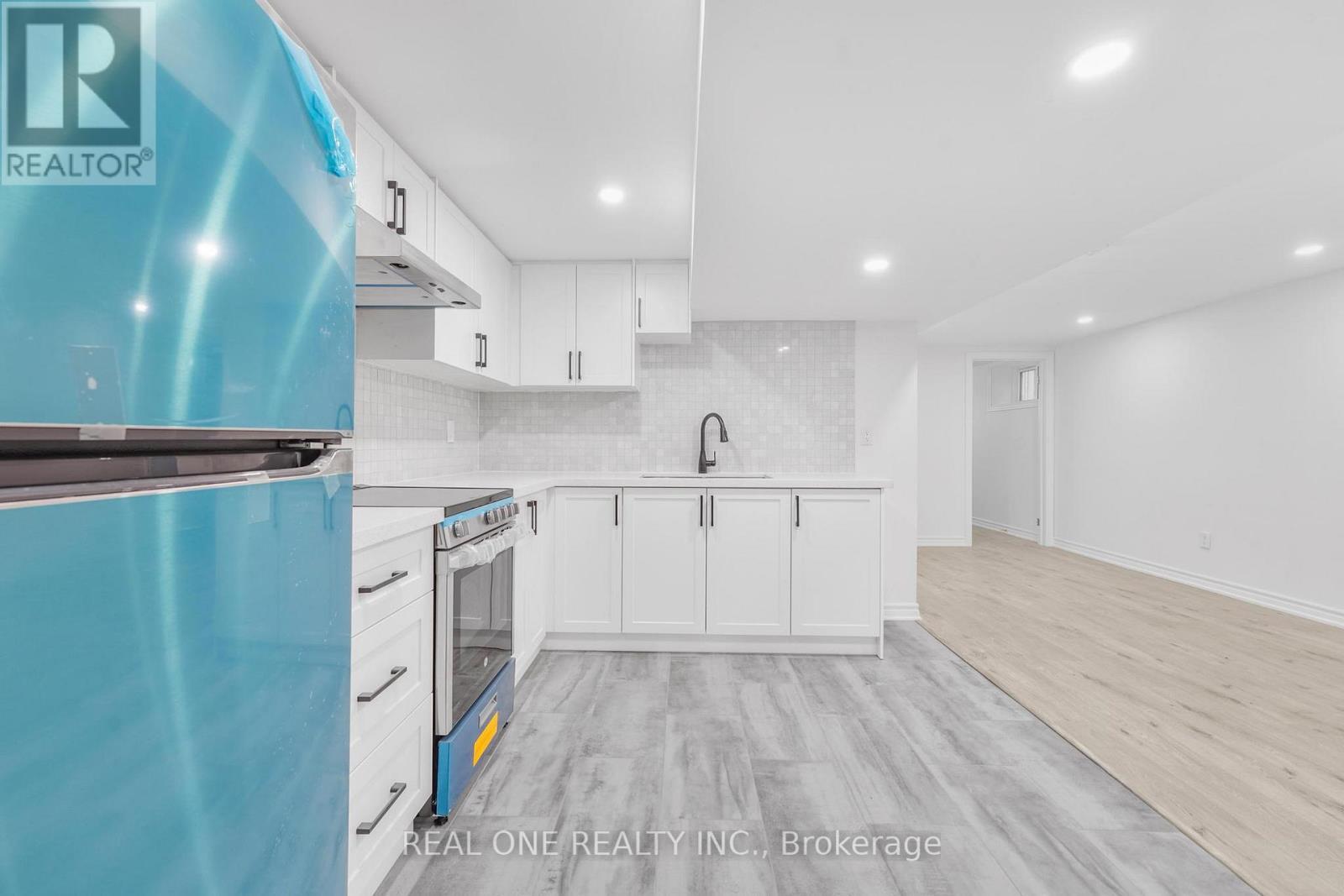 22 Halam Avenue, Hamilton, ON - Indoor Photo Showing Kitchen