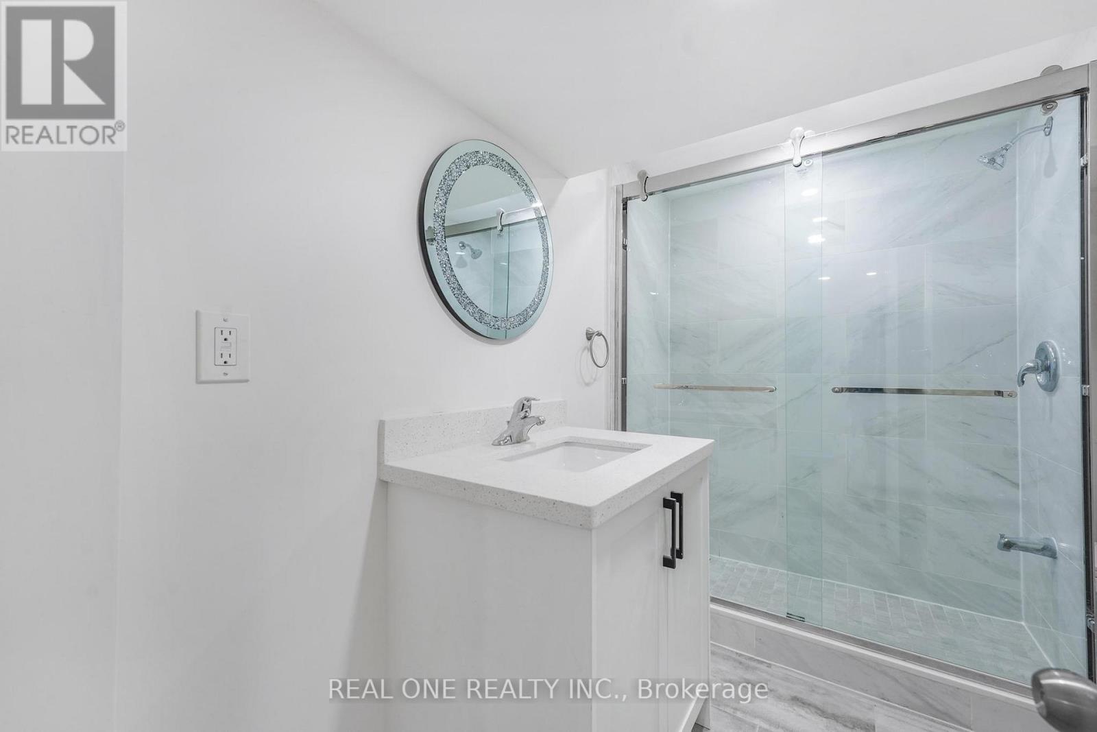 22 Halam Avenue, Hamilton, ON - Indoor Photo Showing Bathroom