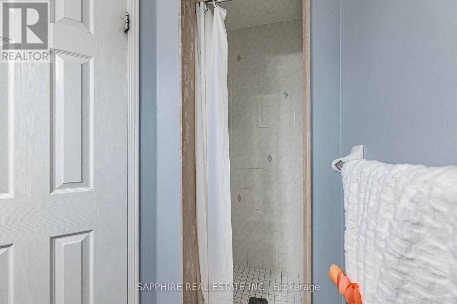 Standing shower - 3255 Redpath Circle, Mississauga, ON - Indoor Photo Showing Bathroom