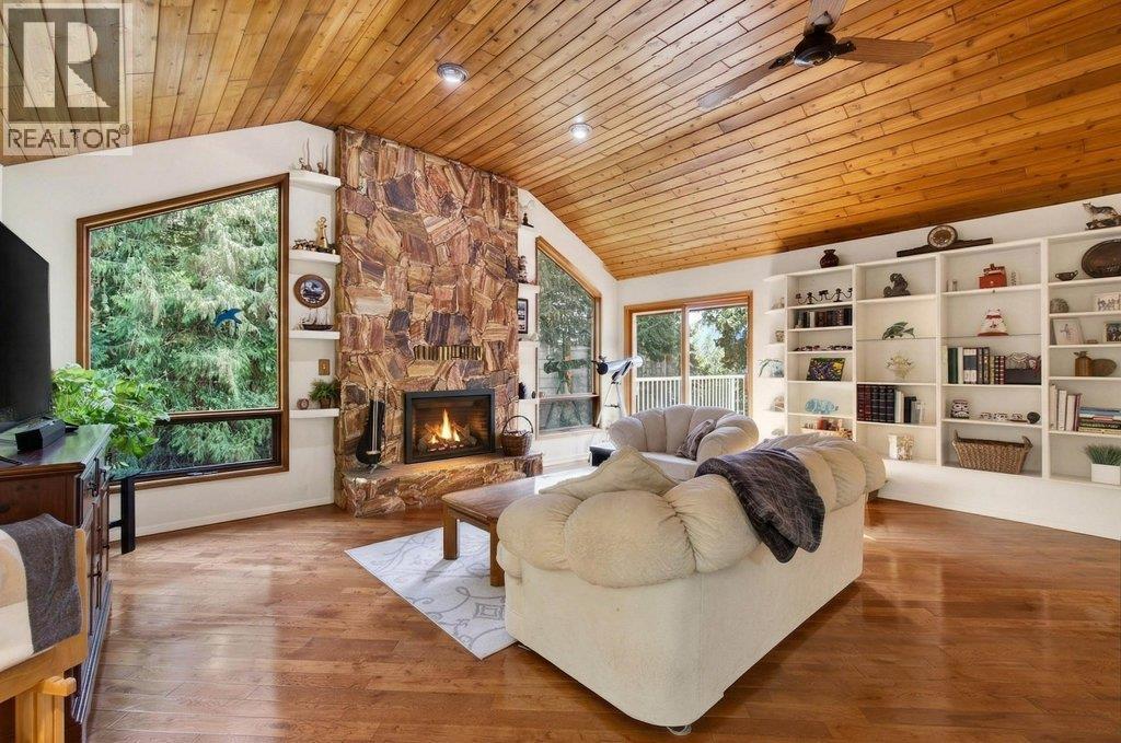 7905 97A Highway, Mara, BC - Indoor Photo Showing Living Room With Fireplace