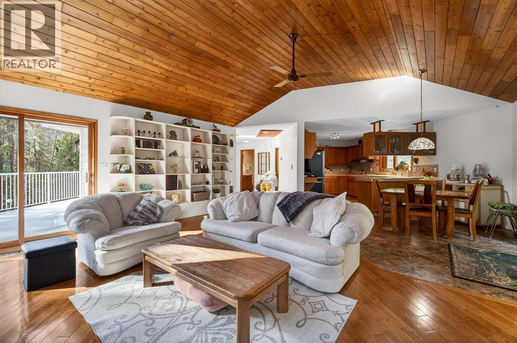 7905 97A Highway, Mara, BC - Indoor Photo Showing Living Room