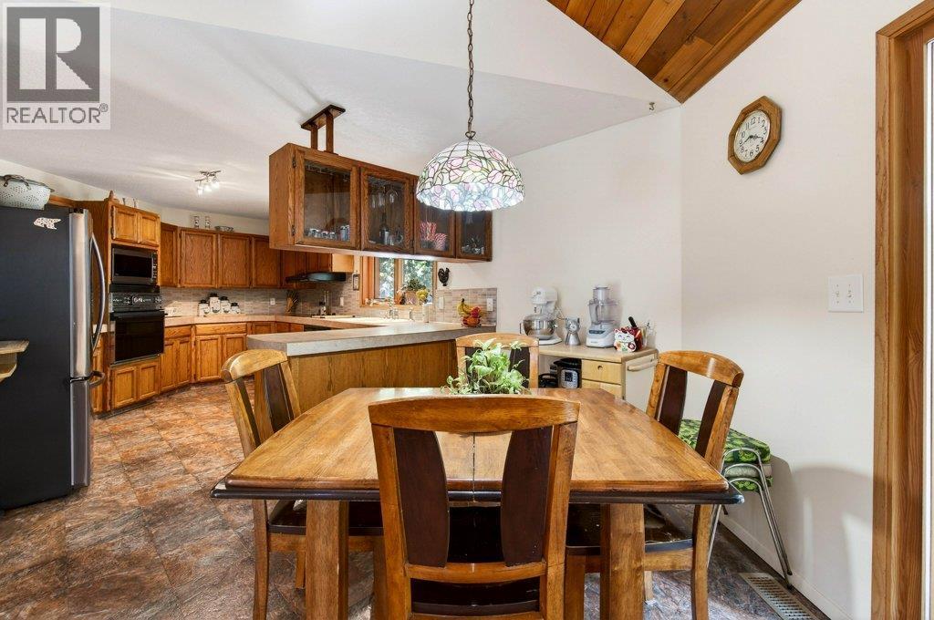 7905 97A Highway, Mara, BC - Indoor Photo Showing Dining Room