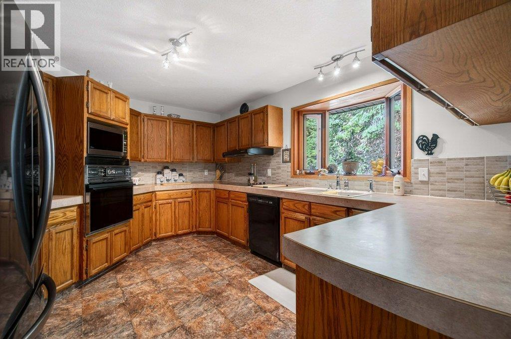 7905 97A Highway, Mara, BC - Indoor Photo Showing Kitchen