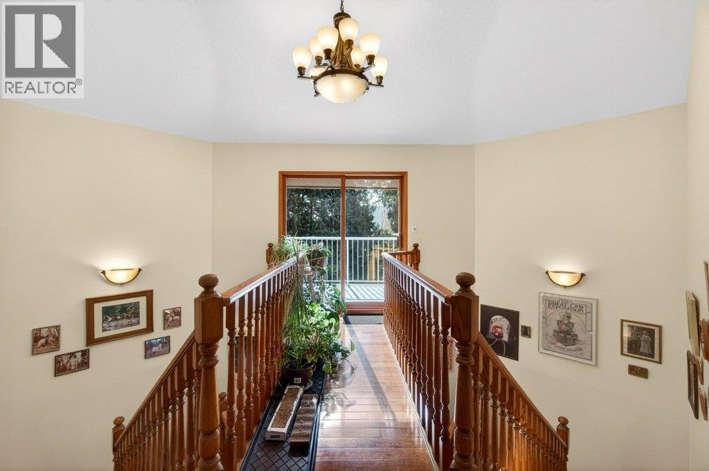 7905 97A Highway, Mara, BC - Indoor Photo Showing Other Room