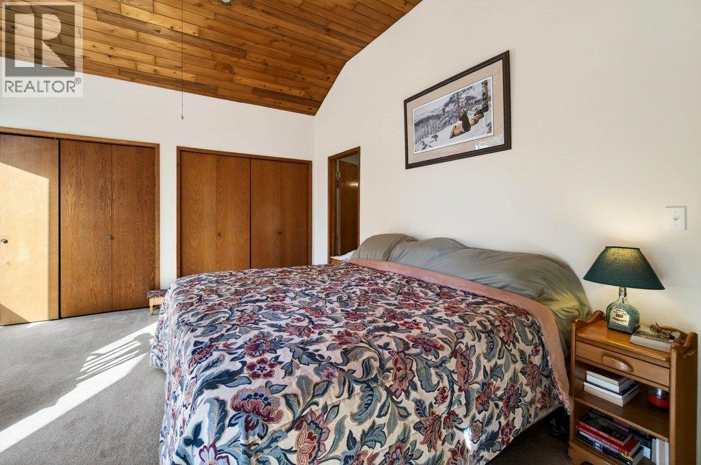 7905 97A Highway, Mara, BC - Indoor Photo Showing Bedroom