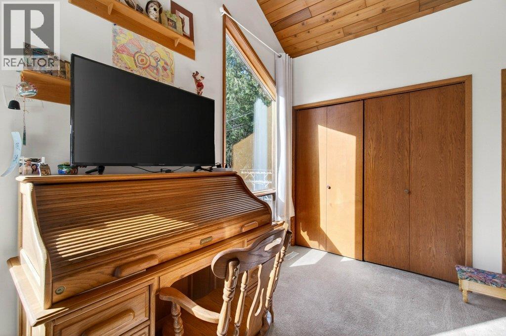 7905 97A Highway, Mara, BC - Indoor Photo Showing Other Room