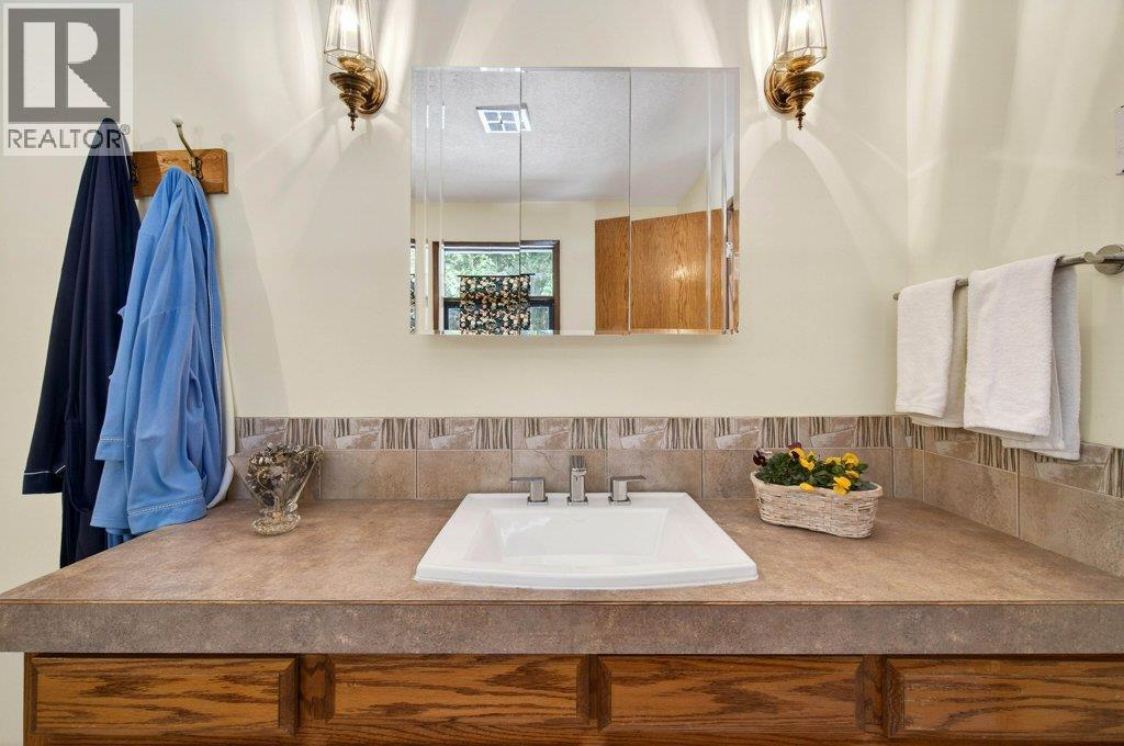 7905 97A Highway, Mara, BC - Indoor Photo Showing Bathroom