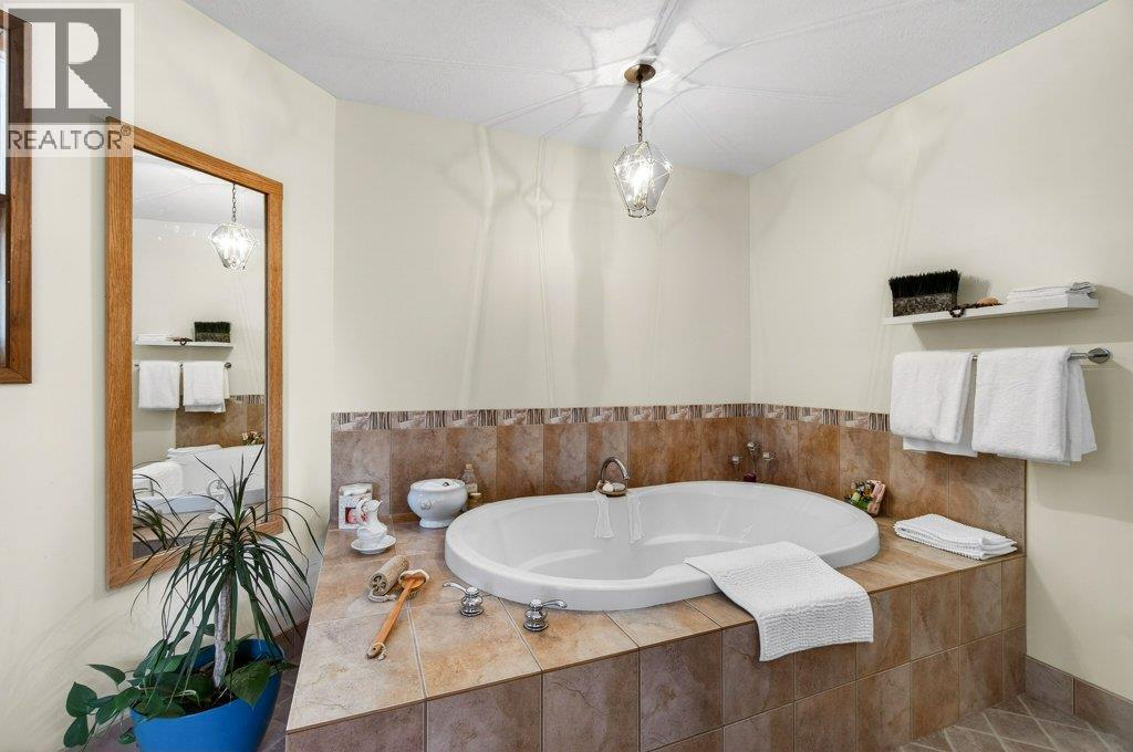 7905 97A Highway, Mara, BC - Indoor Photo Showing Bathroom