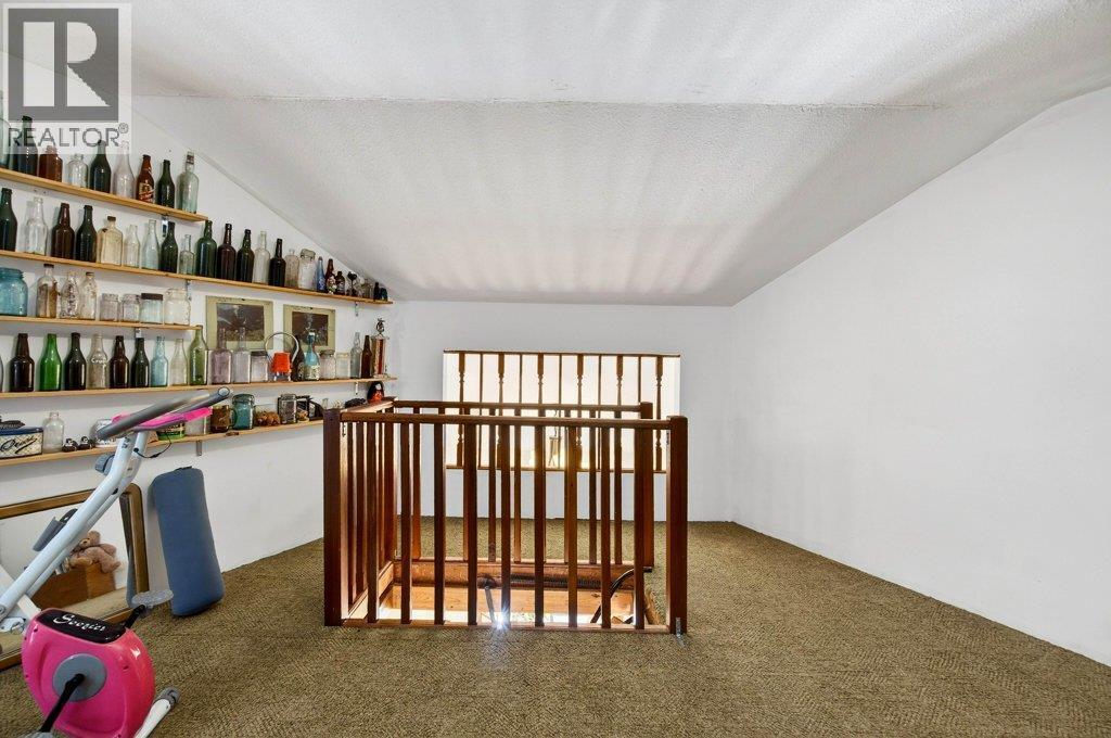 7905 97A Highway, Mara, BC - Indoor Photo Showing Other Room