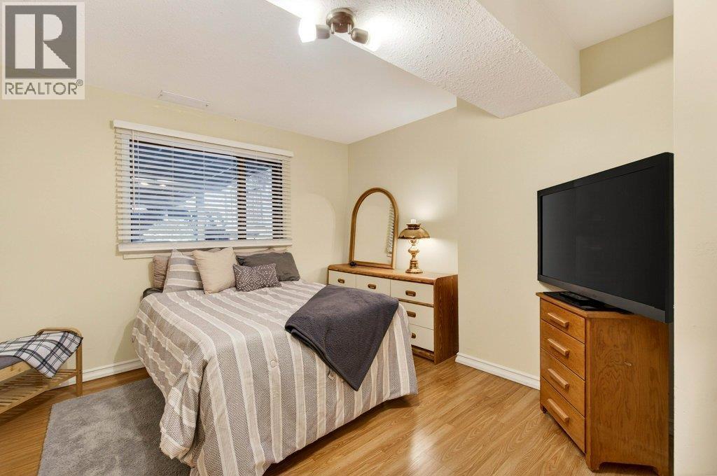 7905 97A Highway, Mara, BC - Indoor Photo Showing Bedroom