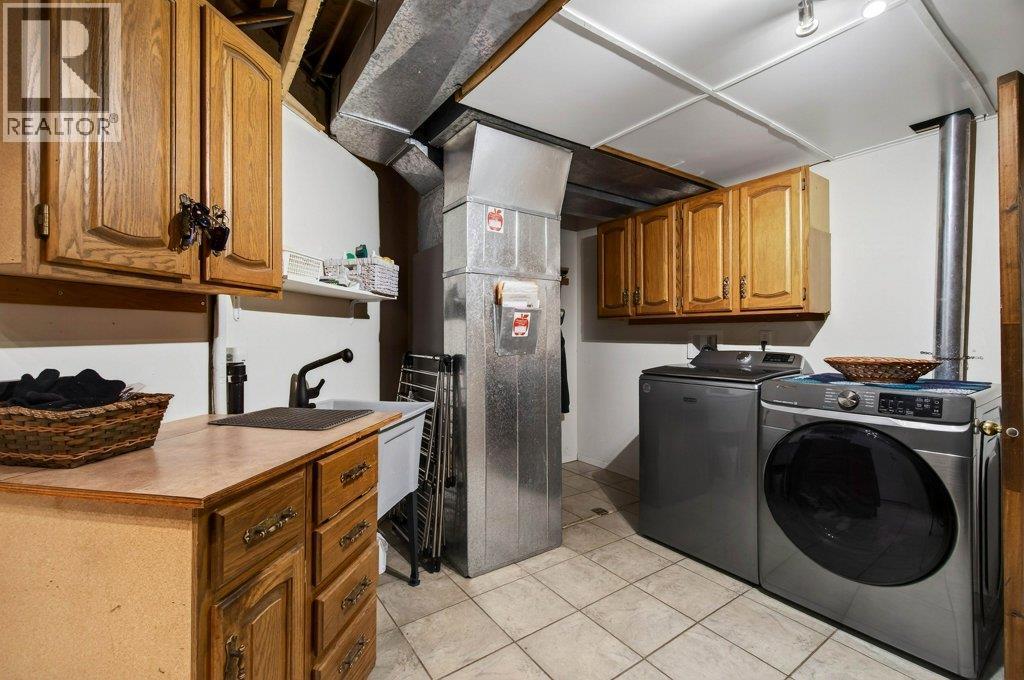 7905 97A Highway, Mara, BC - Indoor Photo Showing Laundry Room