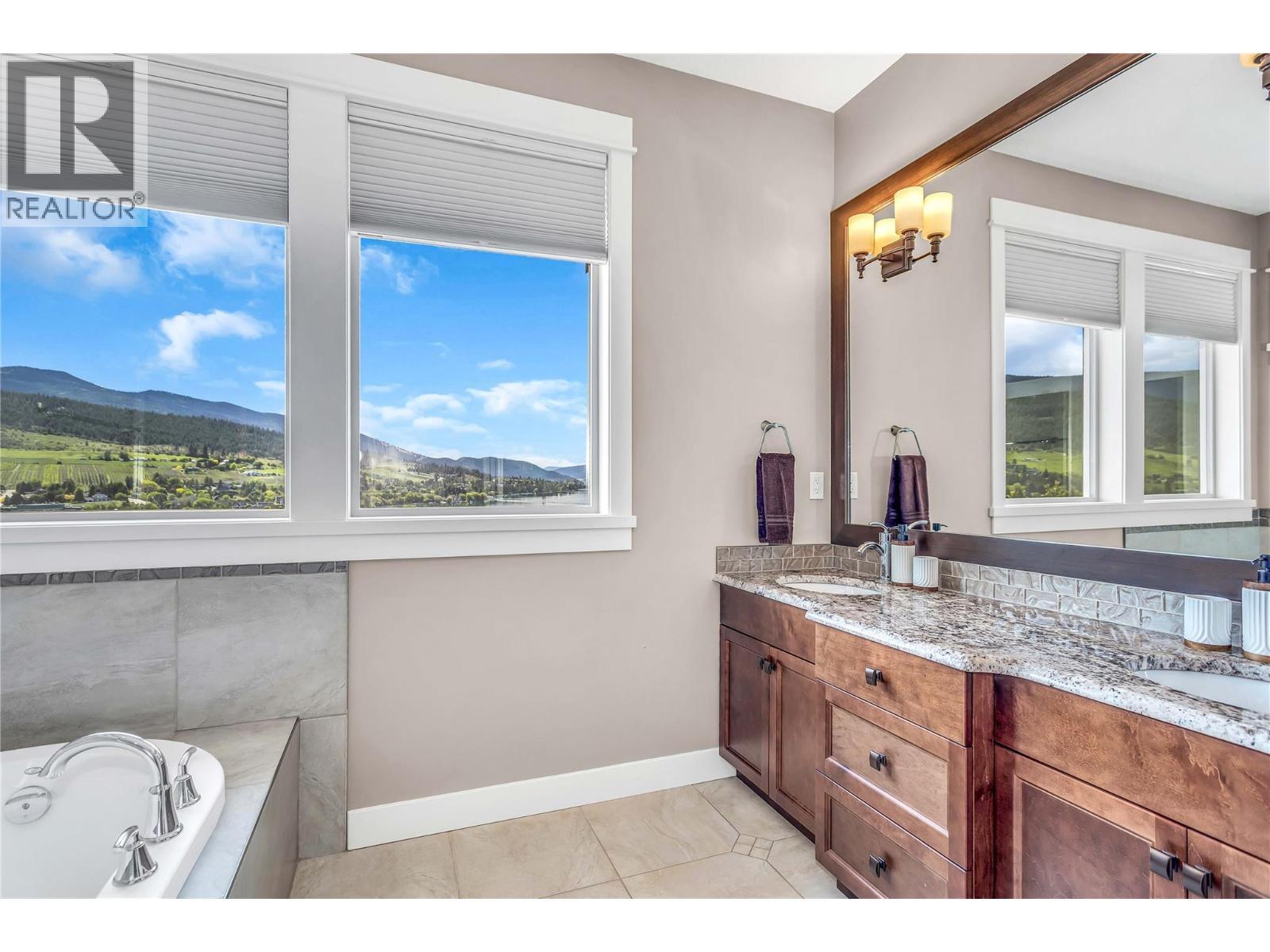 5-Piece Ensuite - 8780 Braeburn Drive, Coldstream, BC - Indoor Photo Showing Bathroom