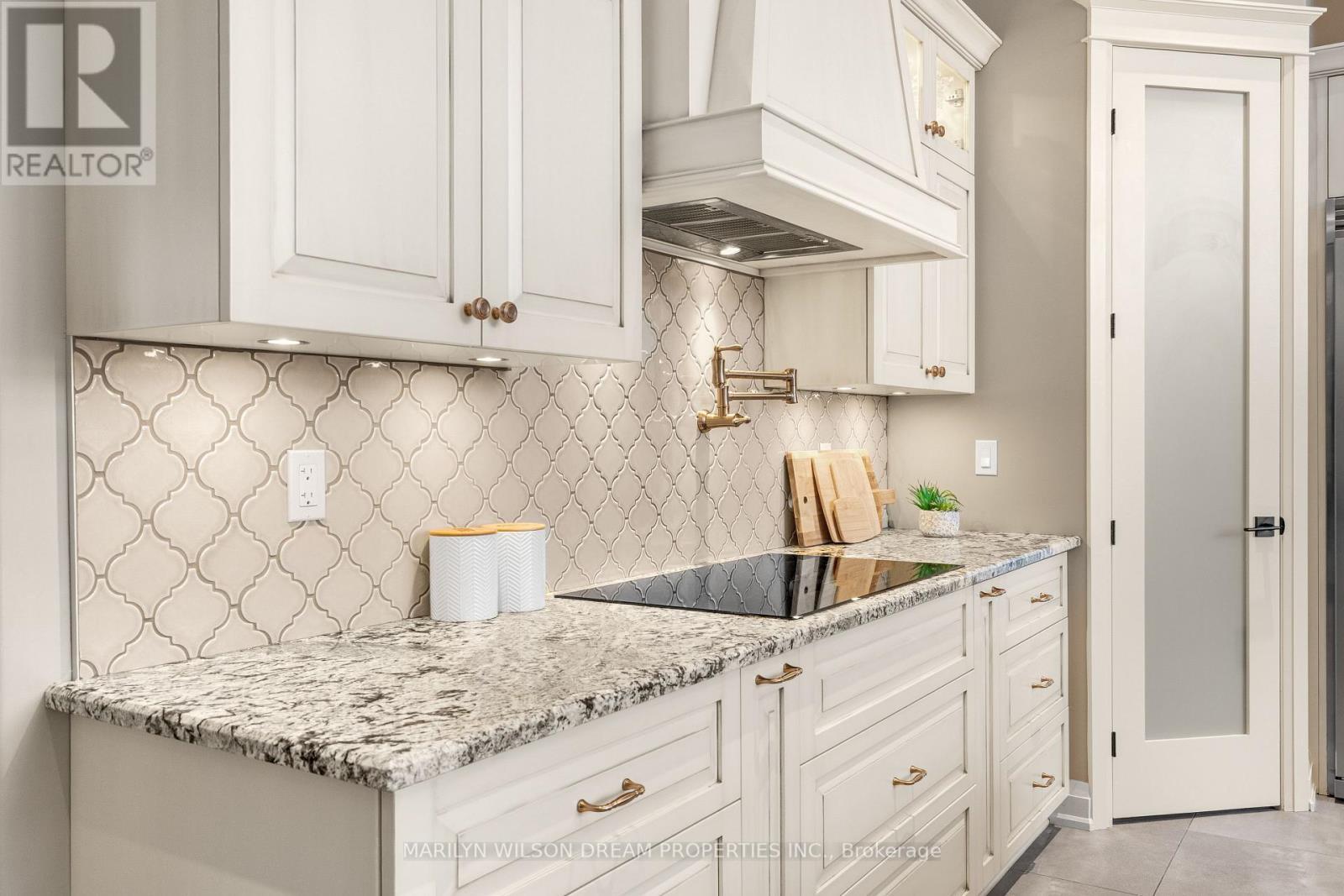 324 Hedley Way, Ottawa, ON - Indoor Photo Showing Kitchen With Upgraded Kitchen