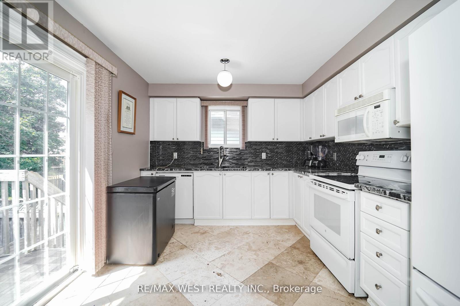 1976 Edenwood Drive, Oshawa, ON - Indoor Photo Showing Kitchen