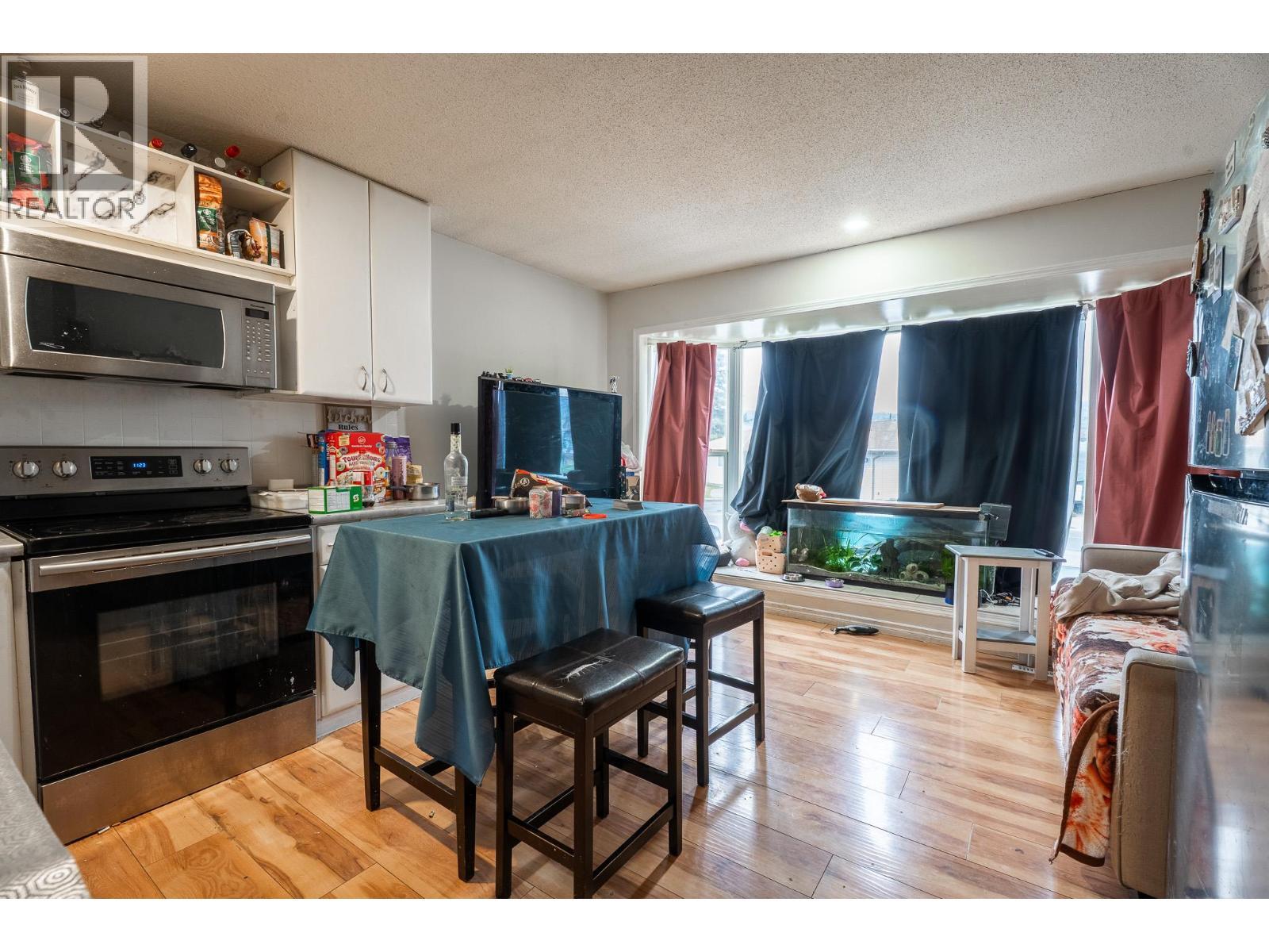 602 & 604 Brentwood Avenue, Kamloops, BC - Indoor Photo Showing Kitchen