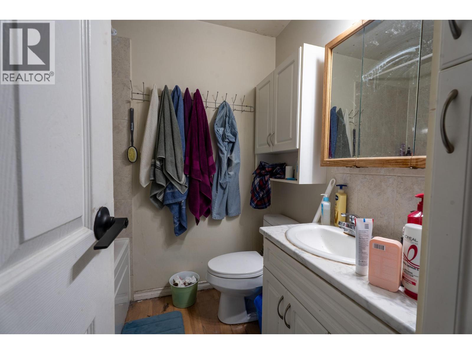 602 & 604 Brentwood Avenue, Kamloops, BC - Indoor Photo Showing Bathroom