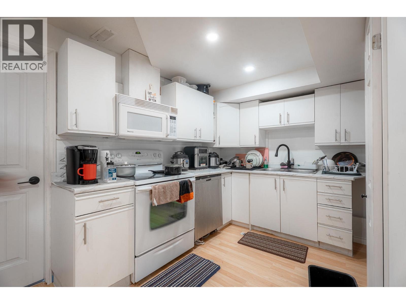 602 & 604 Brentwood Avenue, Kamloops, BC - Indoor Photo Showing Kitchen