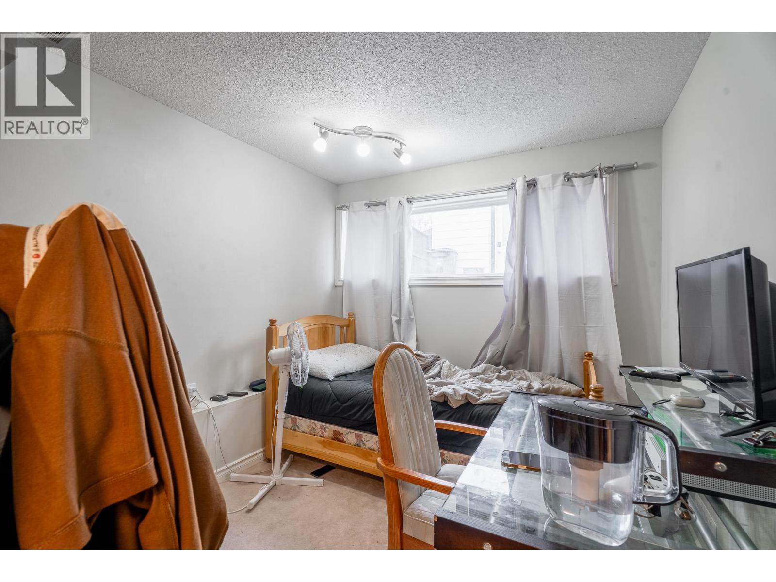 602 & 604 Brentwood Avenue, Kamloops, BC - Indoor Photo Showing Bedroom