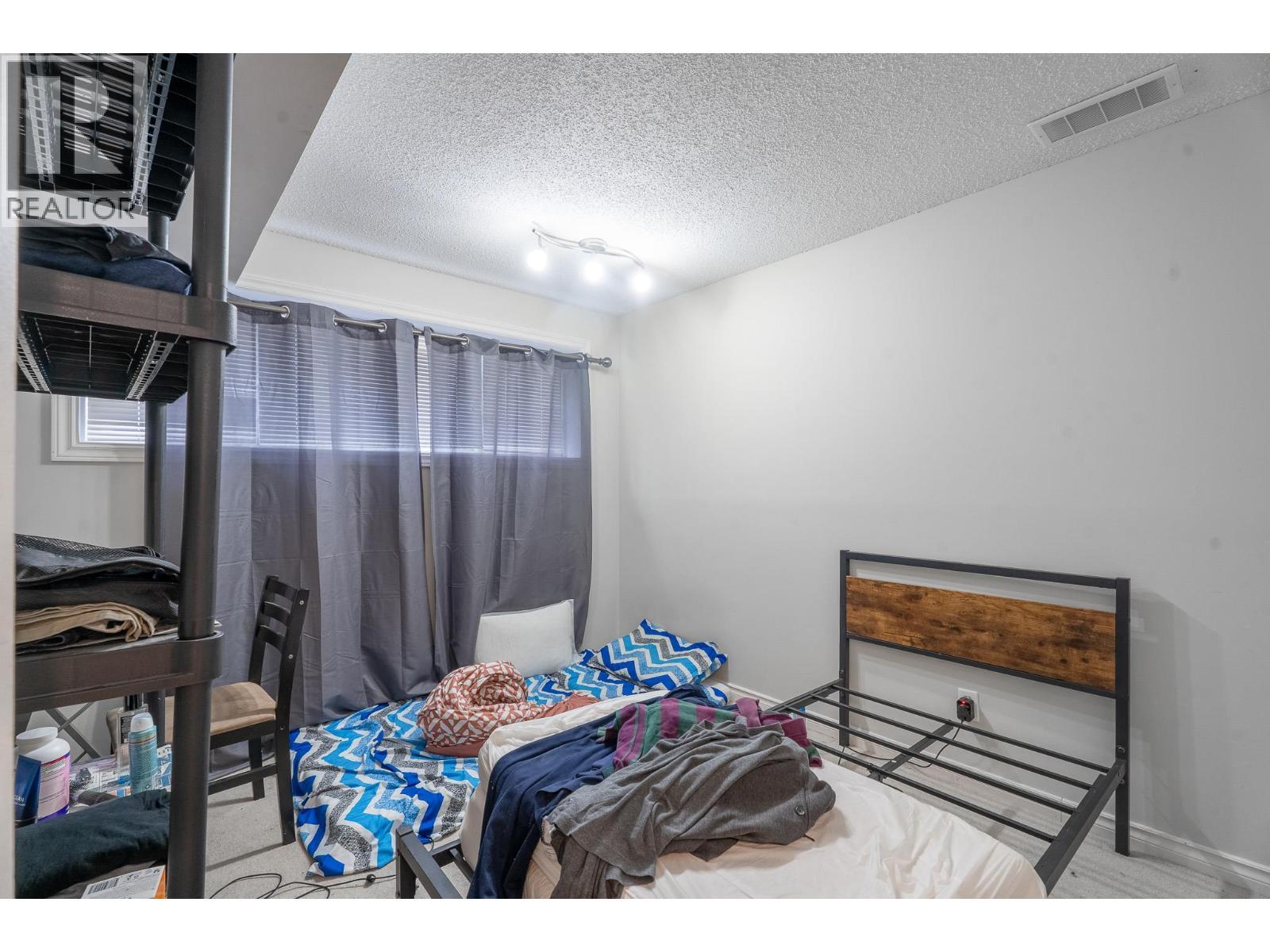 602 & 604 Brentwood Avenue, Kamloops, BC - Indoor Photo Showing Bedroom
