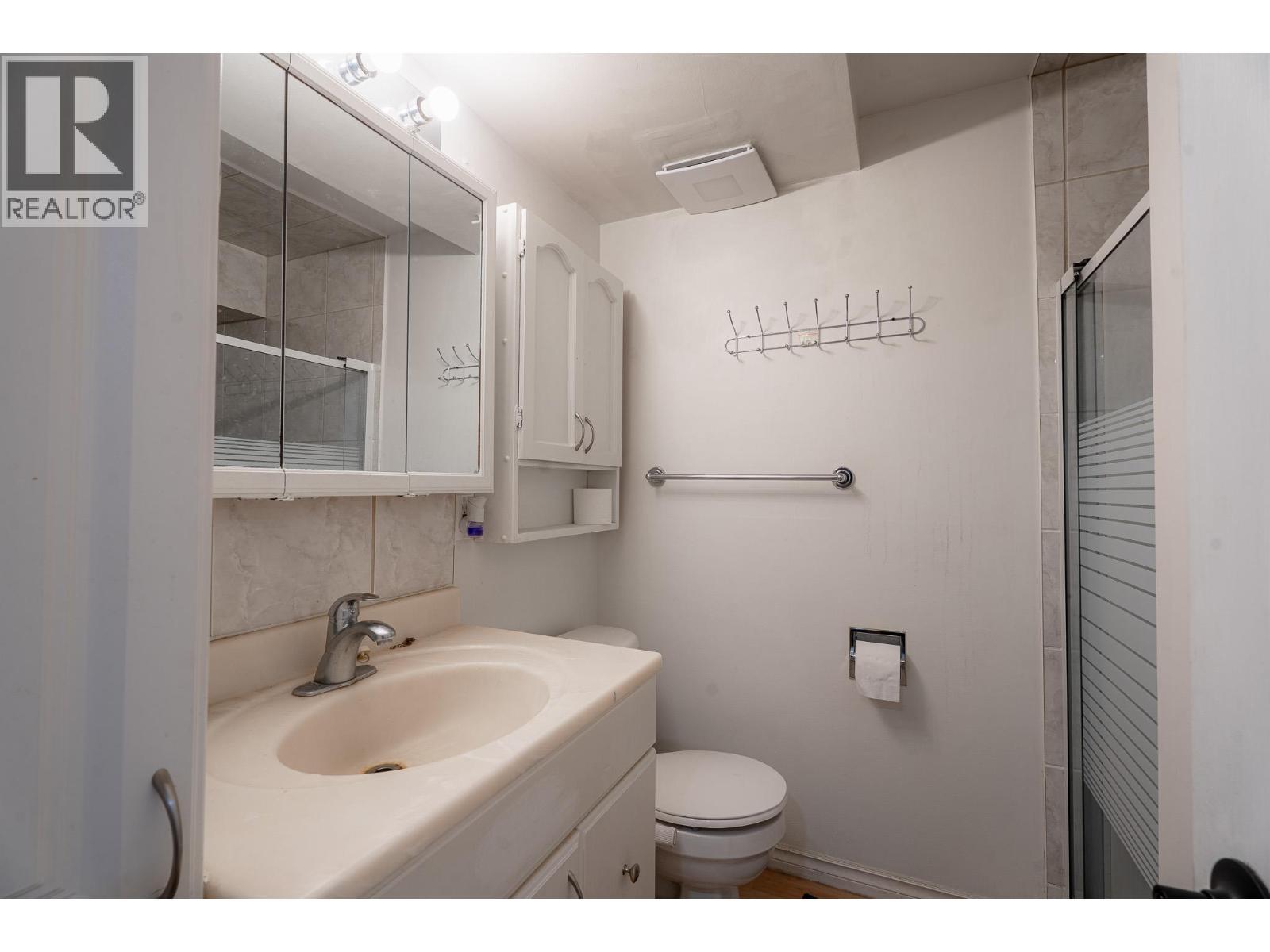 602 & 604 Brentwood Avenue, Kamloops, BC - Indoor Photo Showing Bathroom