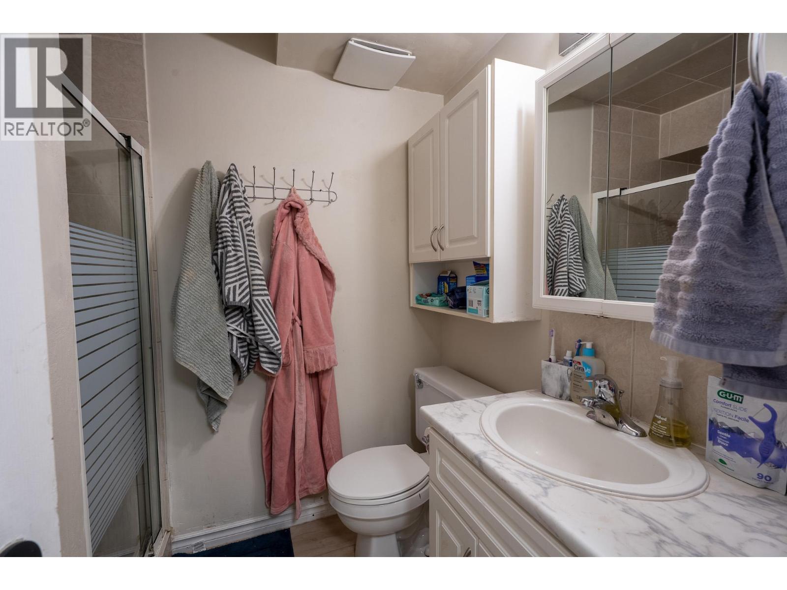 602 & 604 Brentwood Avenue, Kamloops, BC - Indoor Photo Showing Bathroom