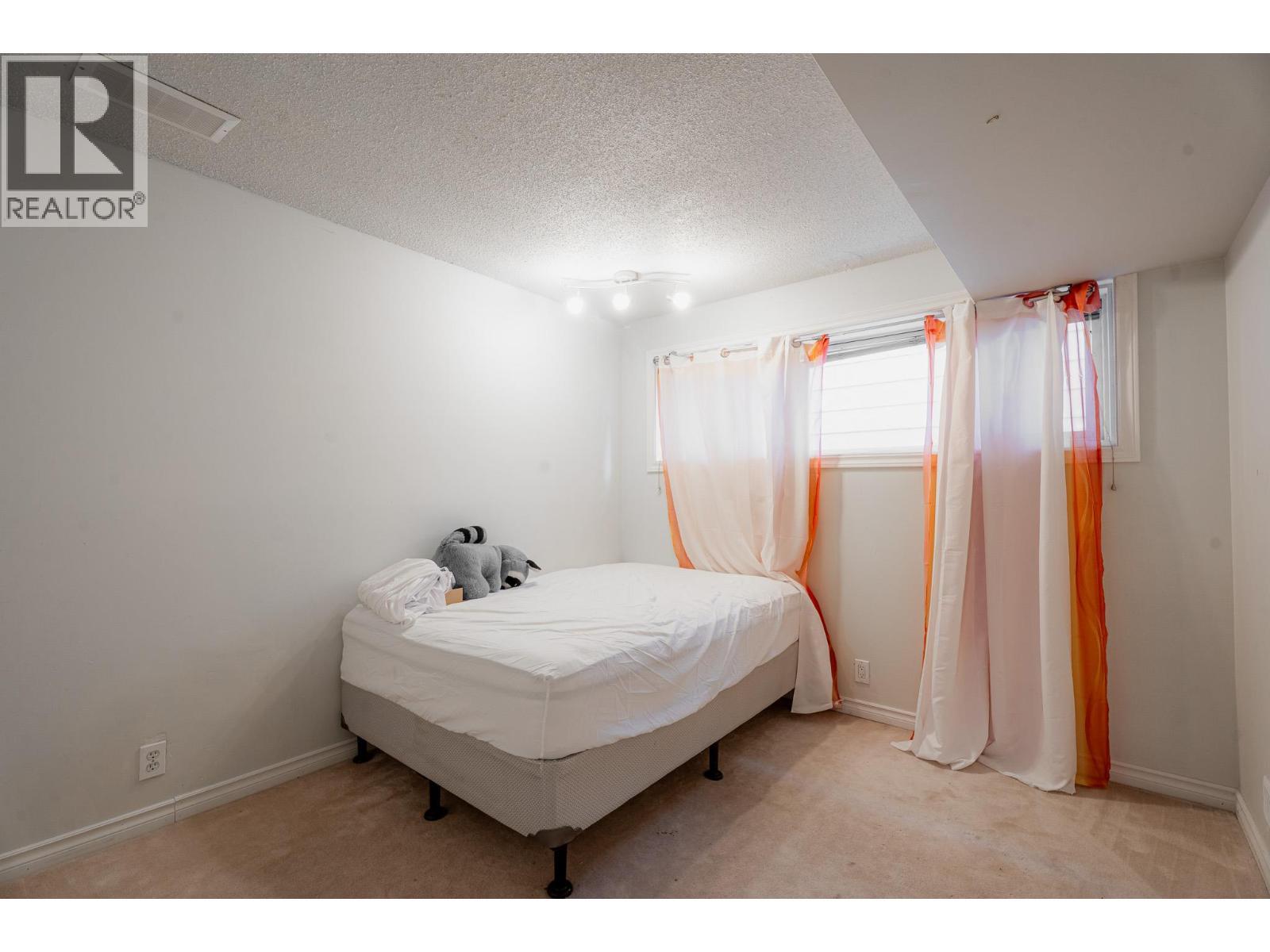602 & 604 Brentwood Avenue, Kamloops, BC - Indoor Photo Showing Bedroom