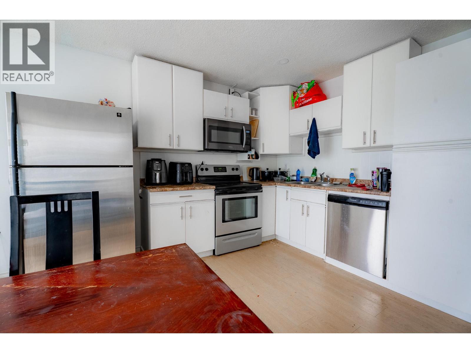 602 & 604 Brentwood Avenue, Kamloops, BC - Indoor Photo Showing Kitchen