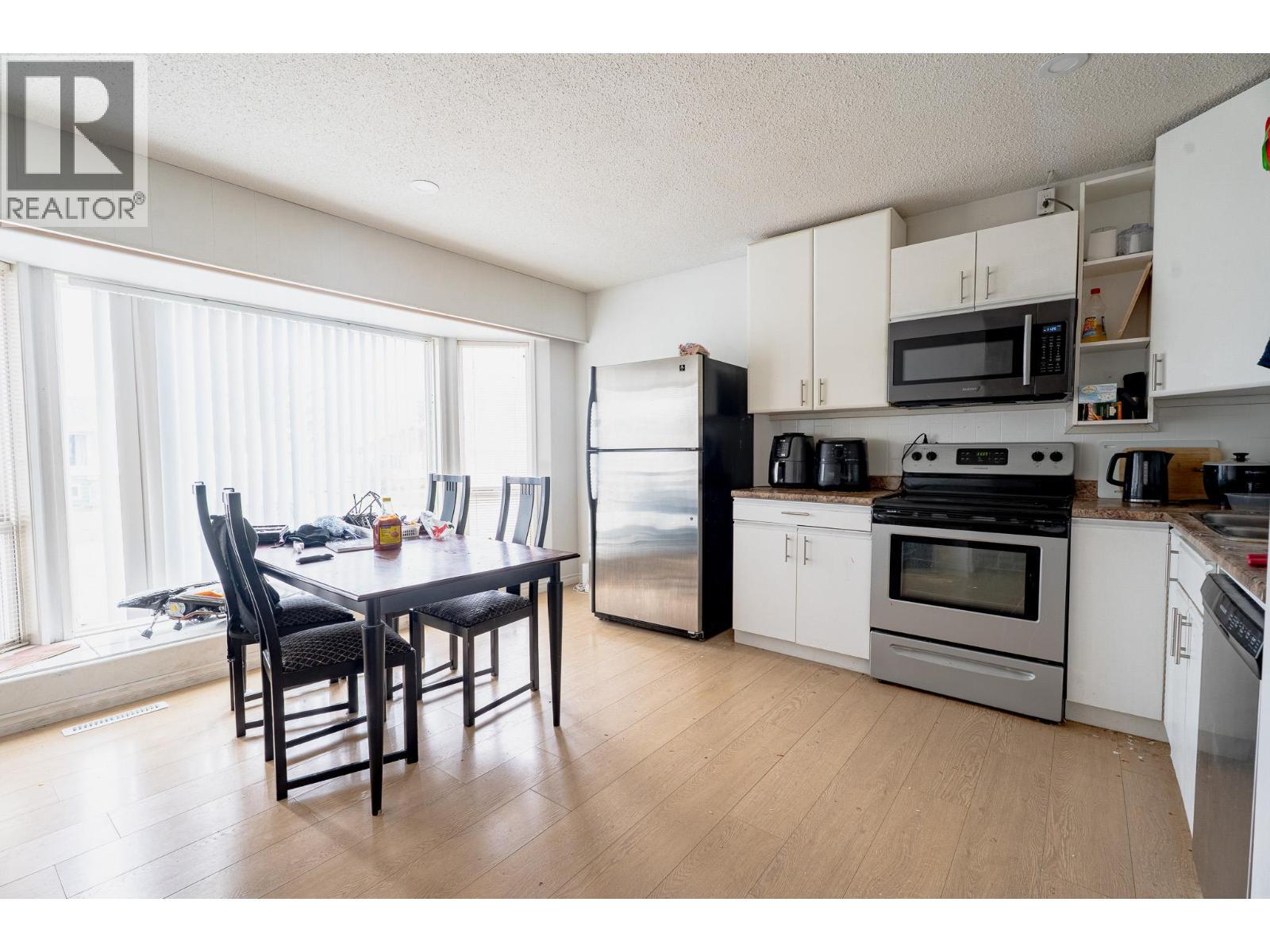 602 & 604 Brentwood Avenue, Kamloops, BC - Indoor Photo Showing Kitchen