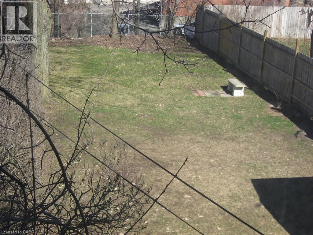 View of fenced backyard - 124 Avalon Place, Kitchener, ON - Outdoor