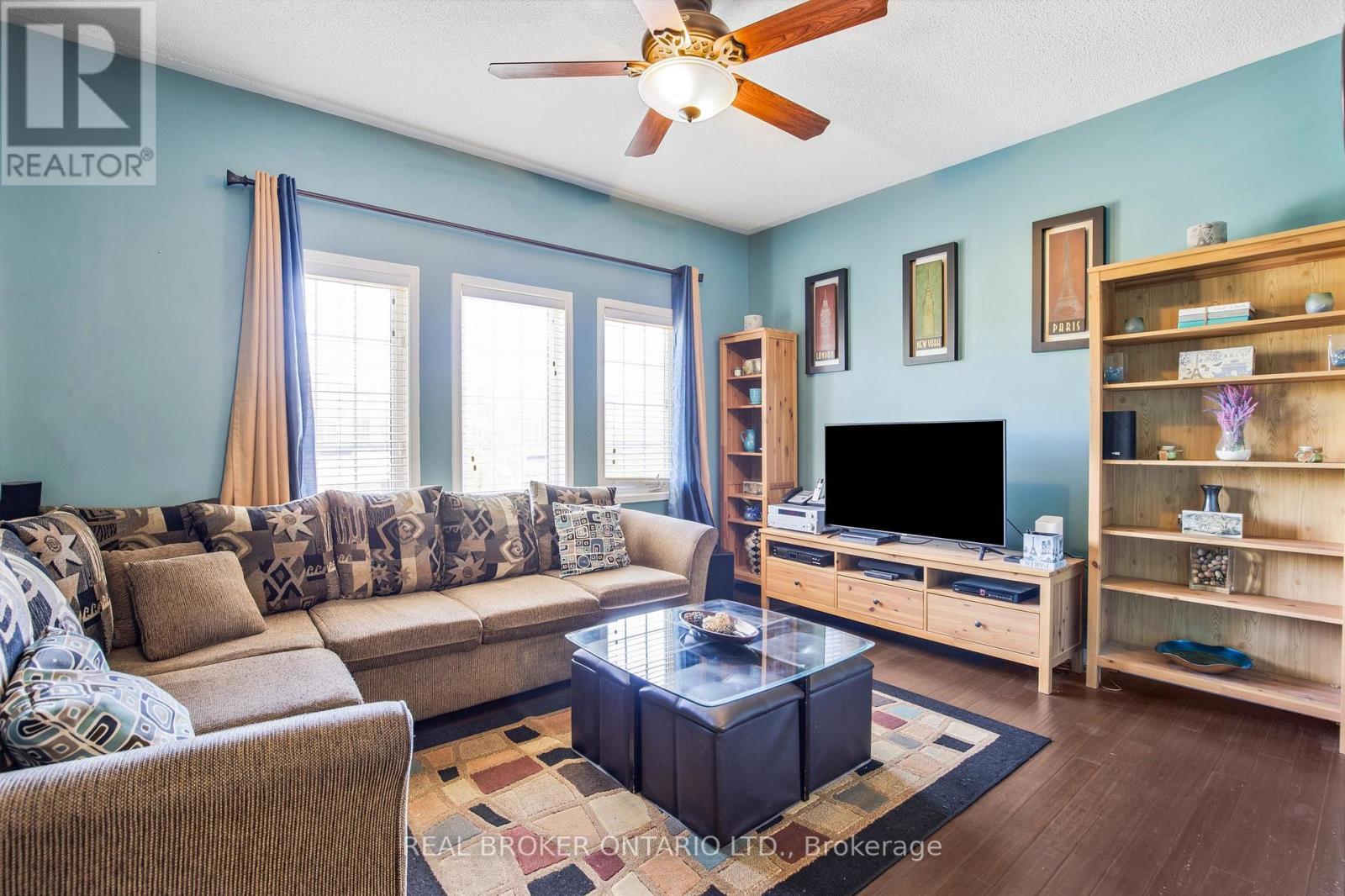 56 Lockheed Crescent, Brampton, ON - Indoor Photo Showing Living Room