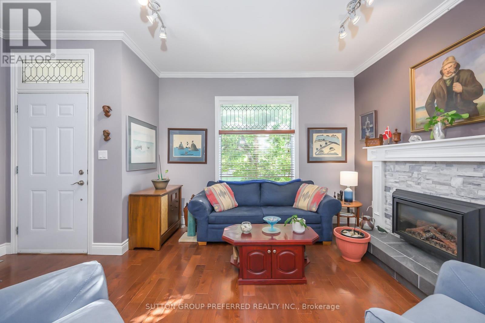447 Woodman Avenue, London East (East G), ON - Indoor Photo Showing Living Room With Fireplace