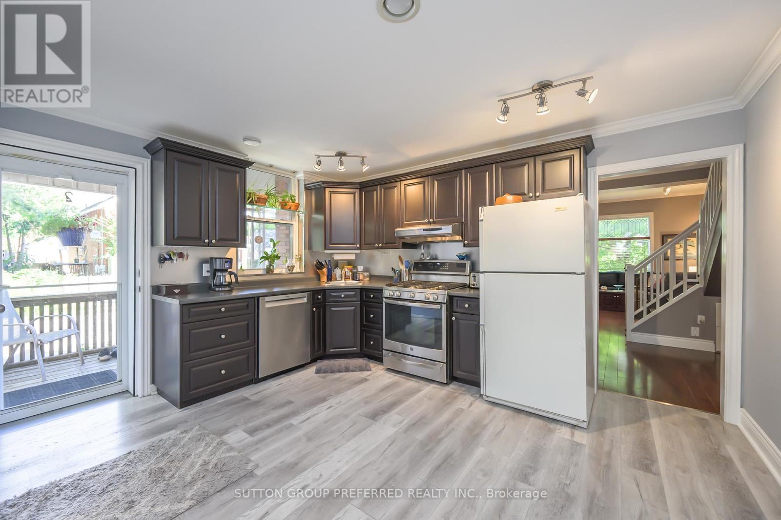 447 Woodman Avenue, London East (East G), ON - Indoor Photo Showing Kitchen