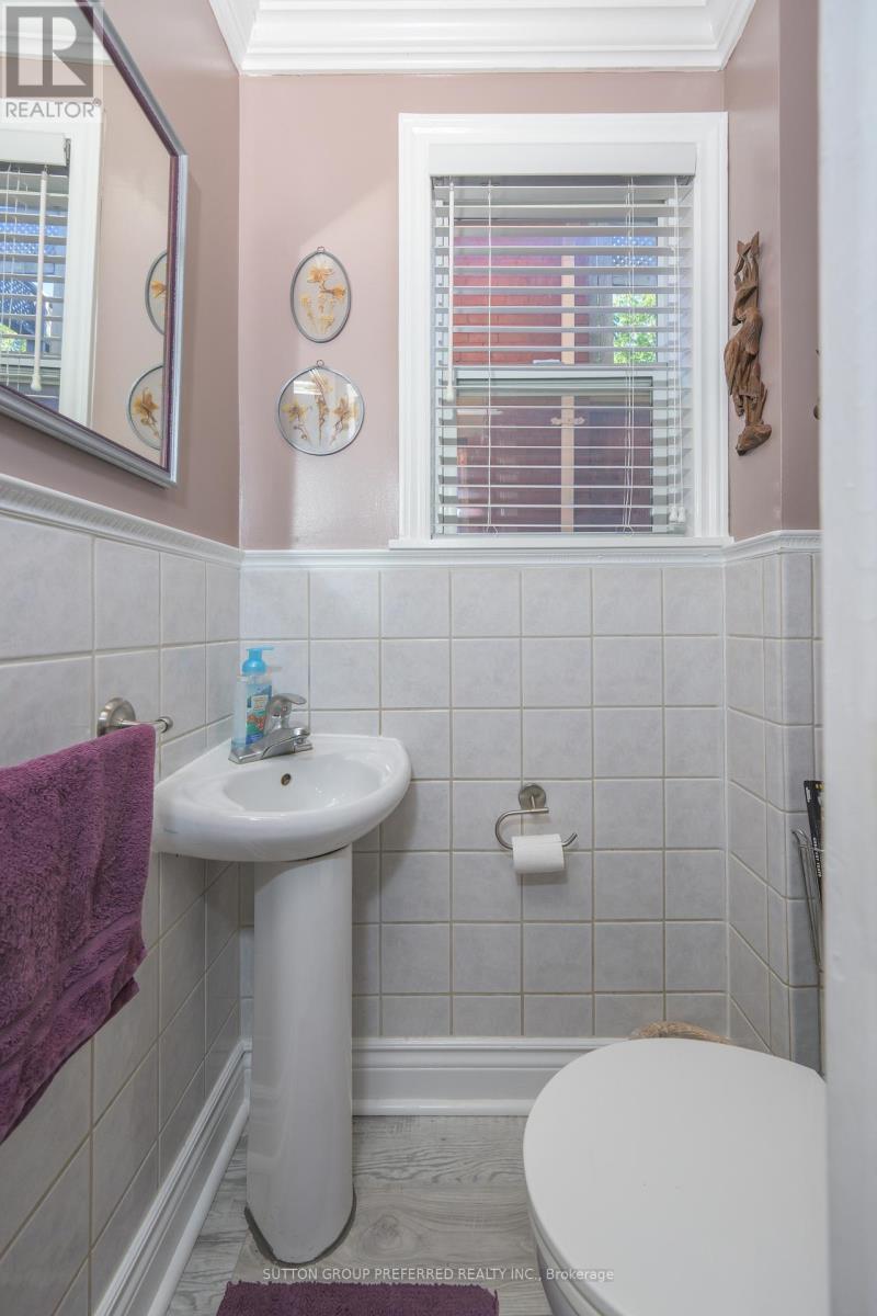 447 Woodman Avenue, London East (East G), ON - Indoor Photo Showing Bathroom