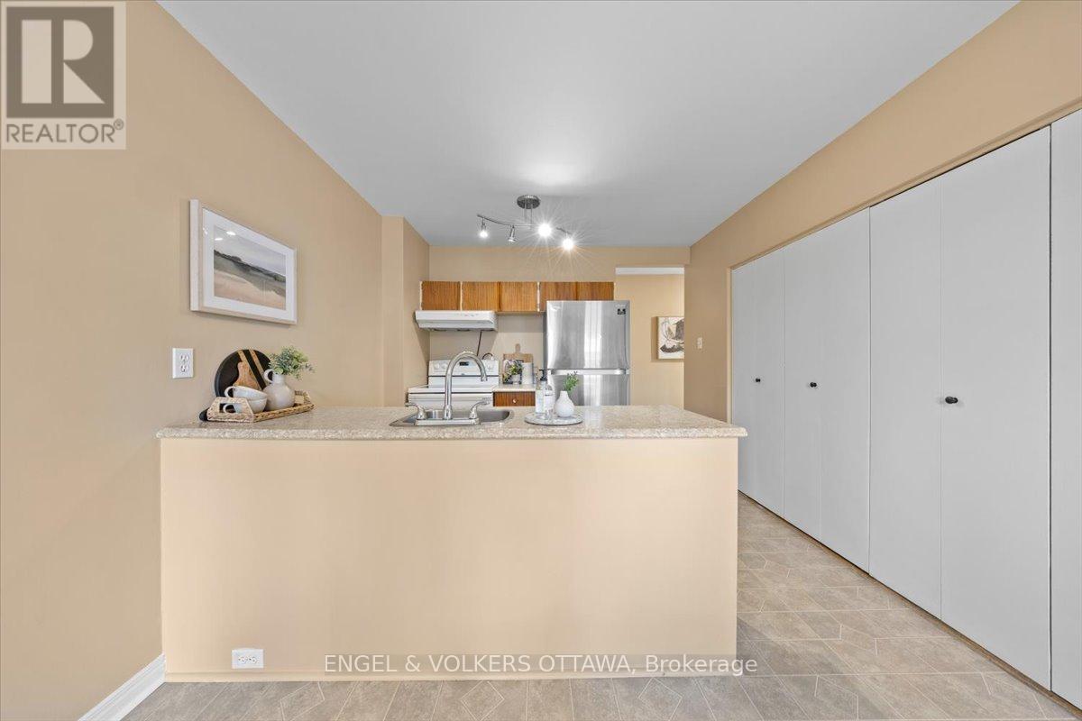 1332 Henry Farm Drive, Ottawa, ON - Indoor Photo Showing Kitchen