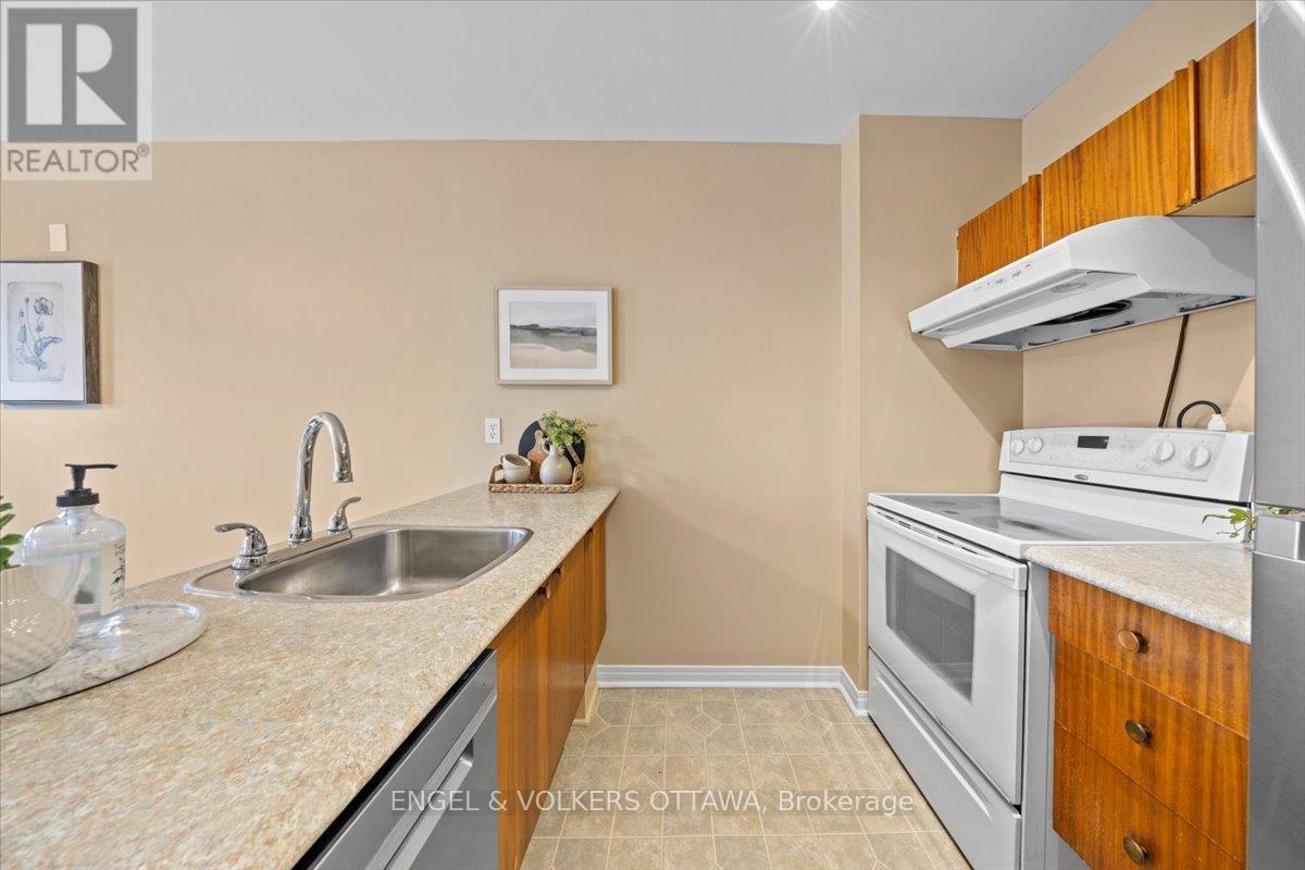 1332 Henry Farm Drive, Ottawa, ON - Indoor Photo Showing Kitchen