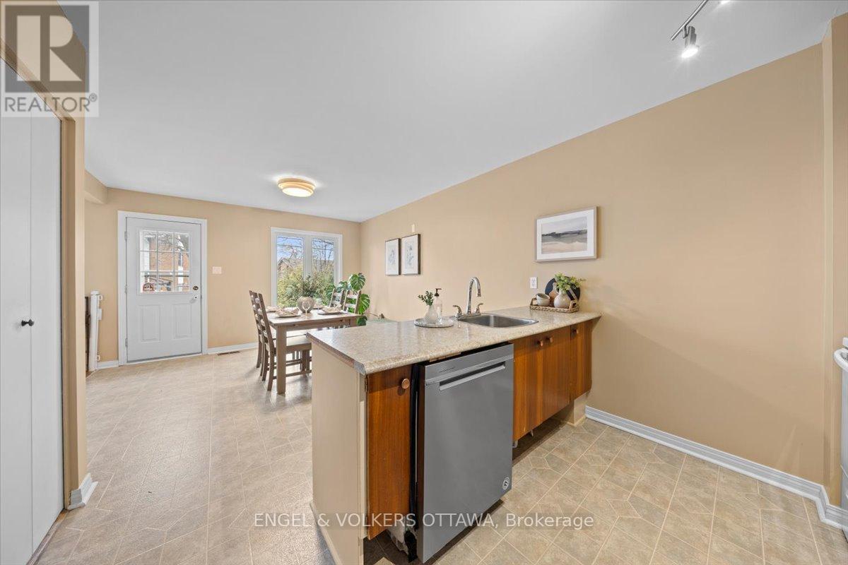 1332 Henry Farm Drive, Ottawa, ON - Indoor Photo Showing Kitchen
