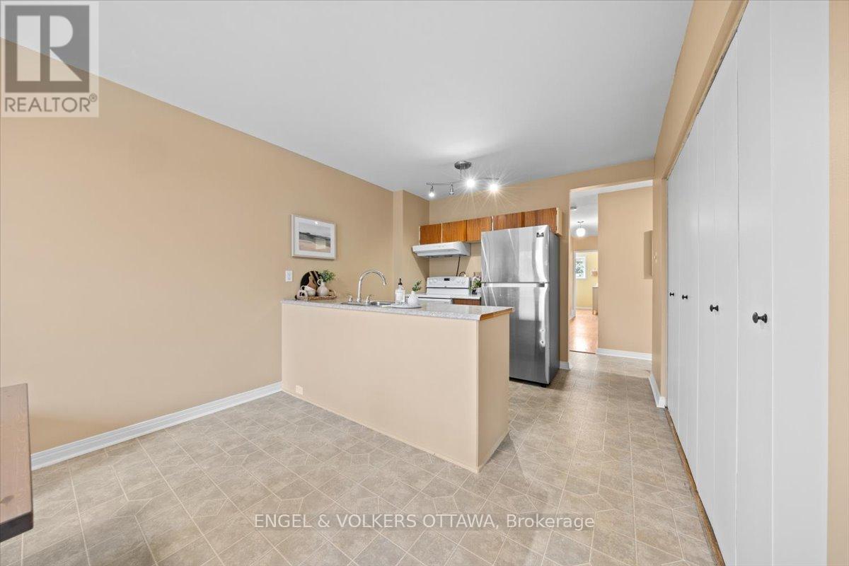 1332 Henry Farm Drive, Ottawa, ON - Indoor Photo Showing Kitchen