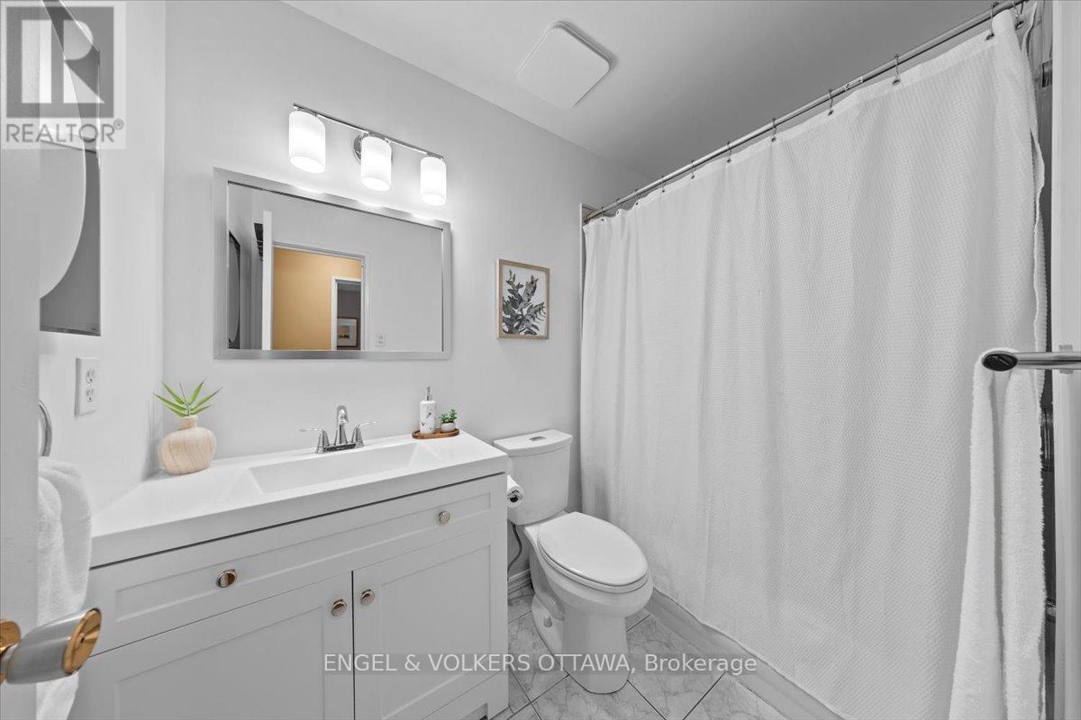 1332 Henry Farm Drive, Ottawa, ON - Indoor Photo Showing Bathroom
