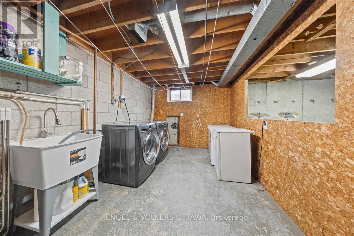 1332 Henry Farm Drive, Ottawa, ON - Indoor Photo Showing Laundry Room