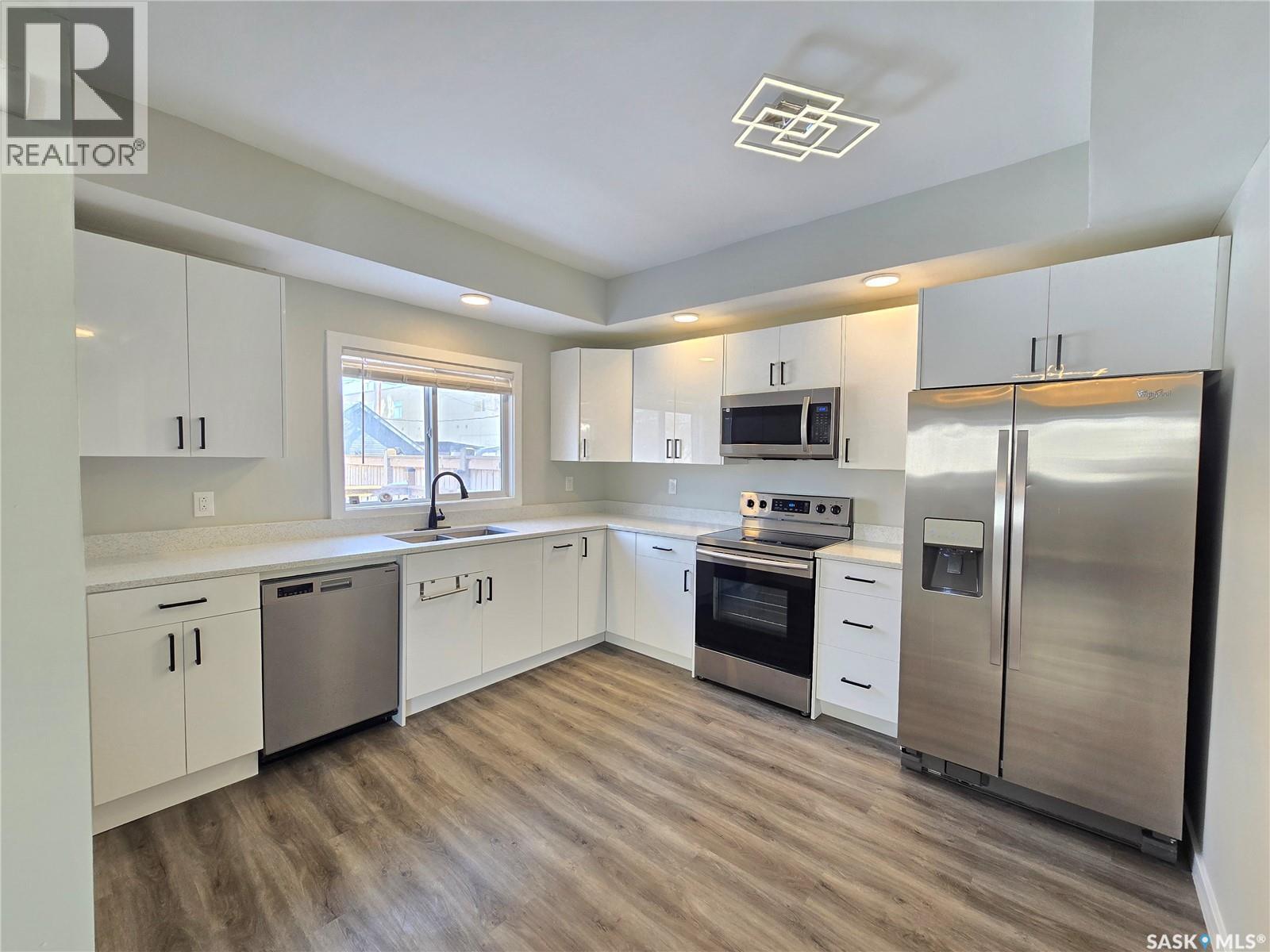 210 E Avenue N, Saskatoon, SK - Indoor Photo Showing Kitchen With Stainless Steel Kitchen