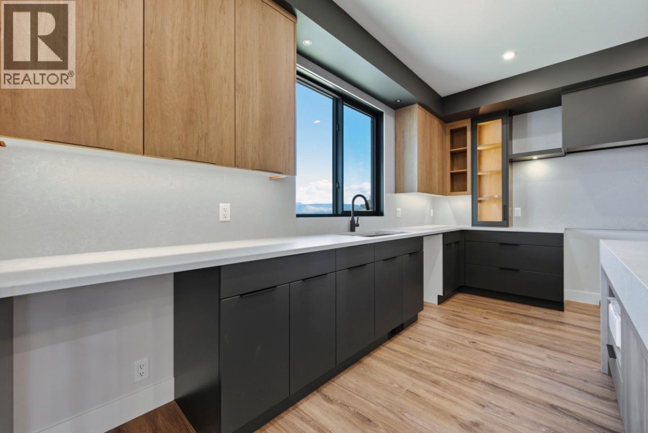 1120 Collinson Court, Kelowna, BC - Indoor Photo Showing Kitchen
