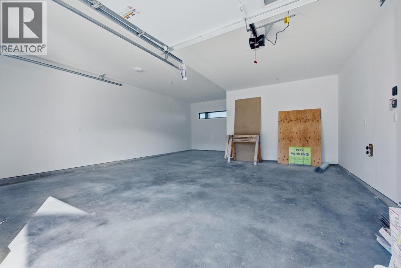 1120 Collinson Court, Kelowna, BC - Indoor Photo Showing Garage