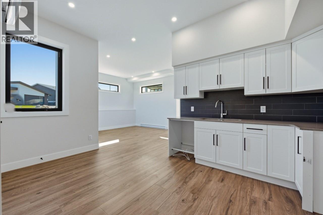 1120 Collinson Court, Kelowna, BC - Indoor Photo Showing Kitchen