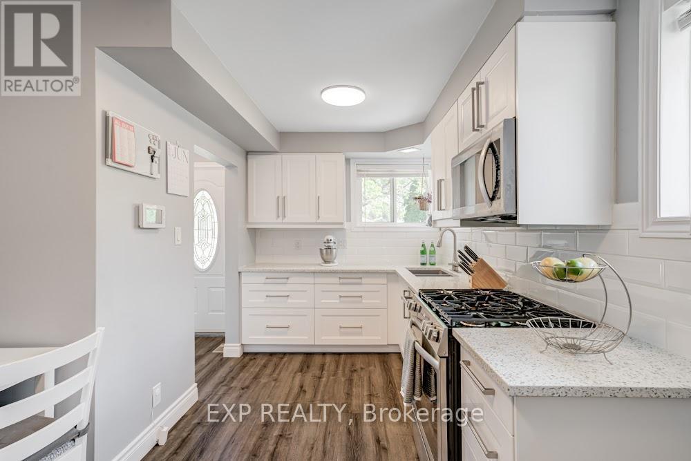 42 Terrace Drive, Hamilton, ON - Indoor Photo Showing Kitchen With Upgraded Kitchen